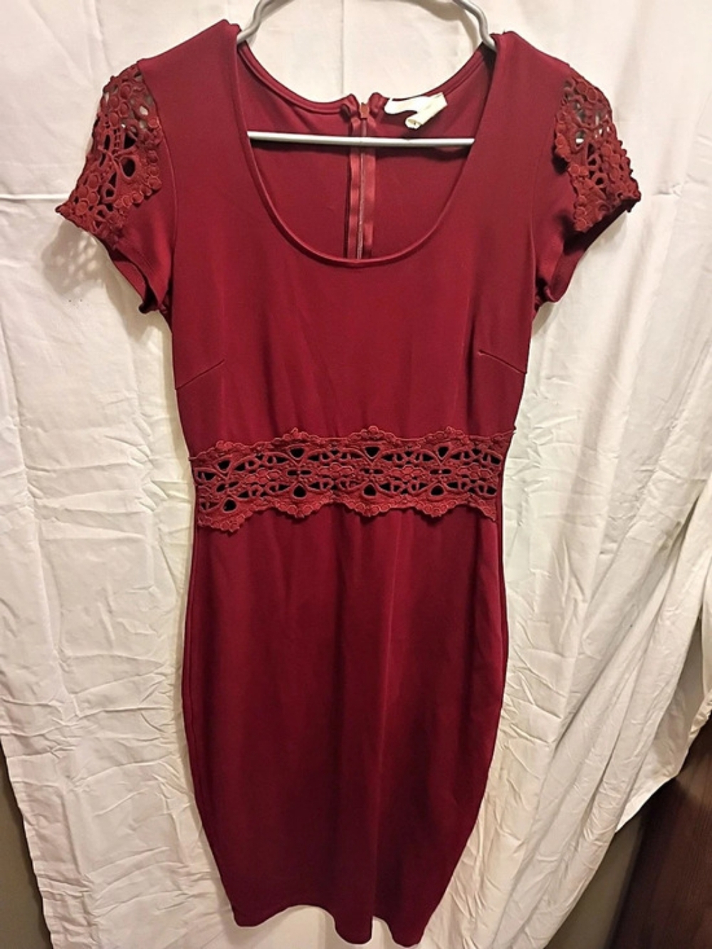 Capricho Brand Lace Detail Dress in Burgundy Size Medium